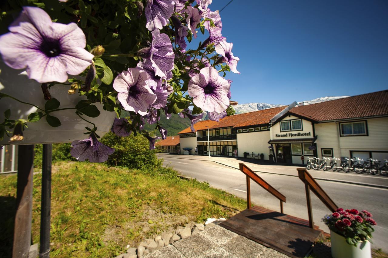 Strand Fjordmotel Ульвик Экстерьер фото